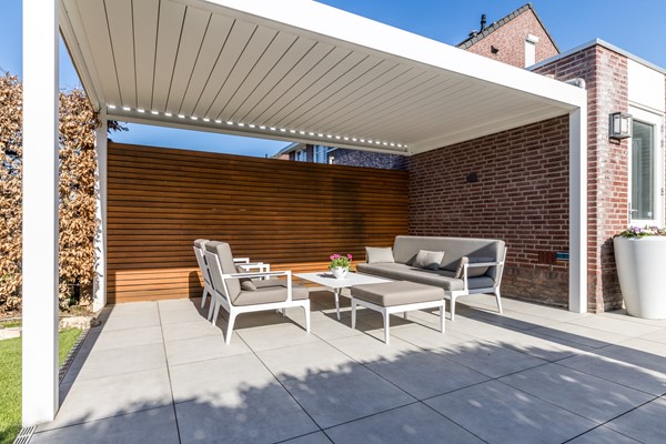 Foto - Te koop: In een rustige en kindvriendelijke woonomgeving staat deze moderne geschakelde twee-onder-een-kapwoning (bouwjaar 2011) met aangebouwde stenen garage, stijlvolle overkapping, vier slaapkamers, twee...